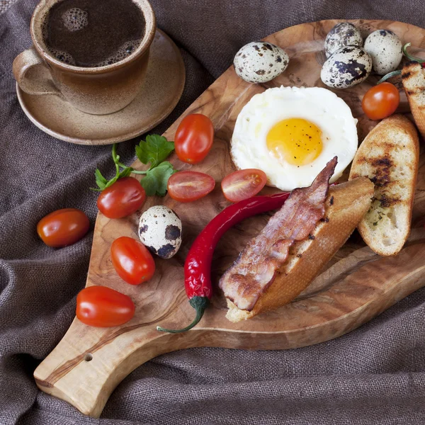 Œufs avec pain grillé et bacon pour le petit déjeuner — Photo