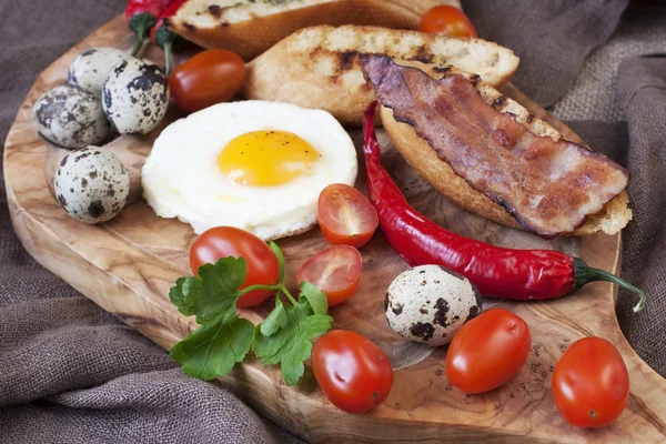 Œufs avec pain grillé et bacon pour le petit déjeuner — Photo