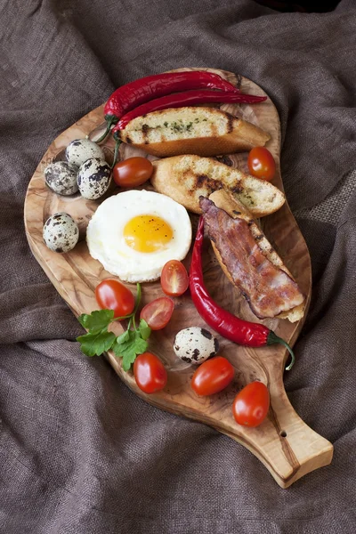 Huevos con tostadas y tocino para el desayuno —  Fotos de Stock