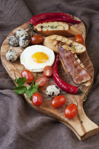Œufs avec pain grillé et bacon pour le petit déjeuner — Photo