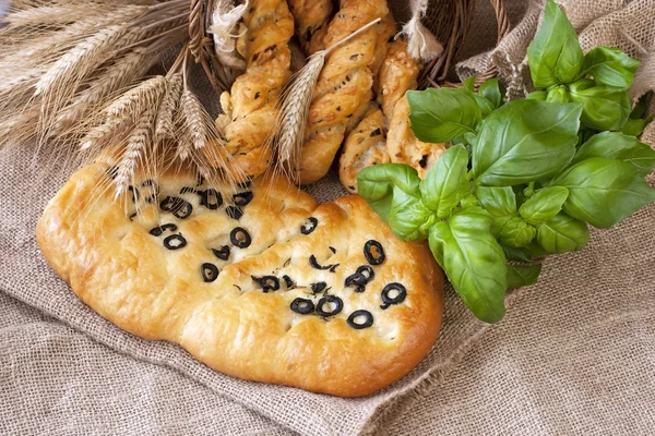 신선한 구운된 focaccia 및 작은 loafs — 스톡 사진