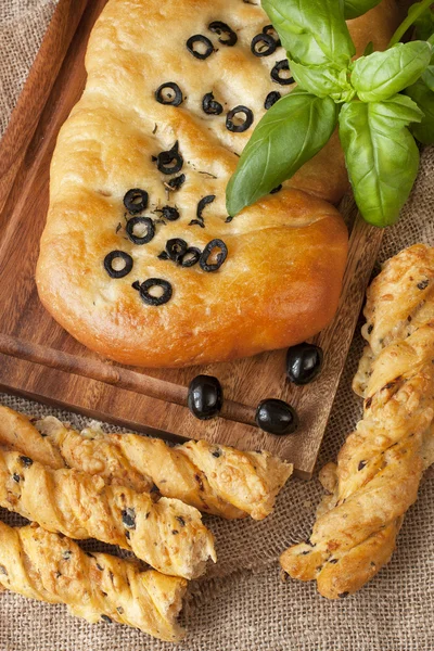 Focaccia med svarta oliver — Stockfoto