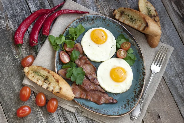 Œufs avec pain grillé et bacon pour le petit déjeuner — Photo