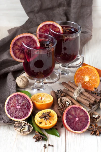 Mulled κρασί με φέτα πορτοκάλι και μπαχαρικά — Φωτογραφία Αρχείου