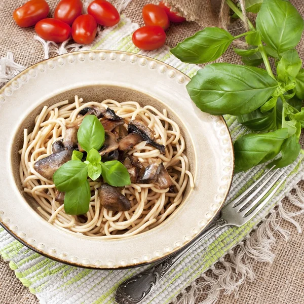 Pasta with mushrooms and sauce — Stock Photo, Image