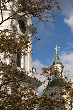 Parlak güneşli günde eski kilise çan kulesi. Riga, Peter ve Paul Kilisesi. Şimdi onun konser salonu Ave Sol