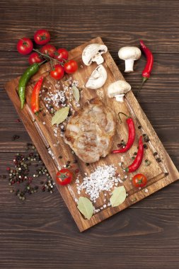 ahşap masa üzerinde domuz eti biftek