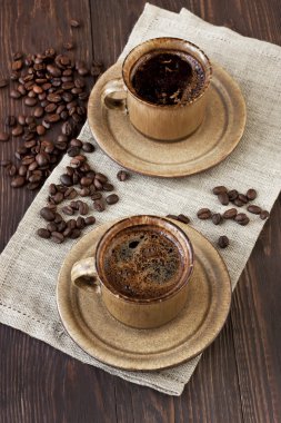 Kahve fincanı ve kahve çekirdeği.