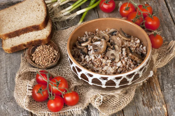 вторые блюда. стол с блюдами русской кухни. красиво приготовленное мясо. мясо в горшочках. постный стол.