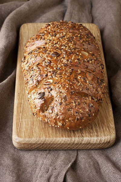 新鲜的黑麦面包的面包，乡村风格 — 图库照片
