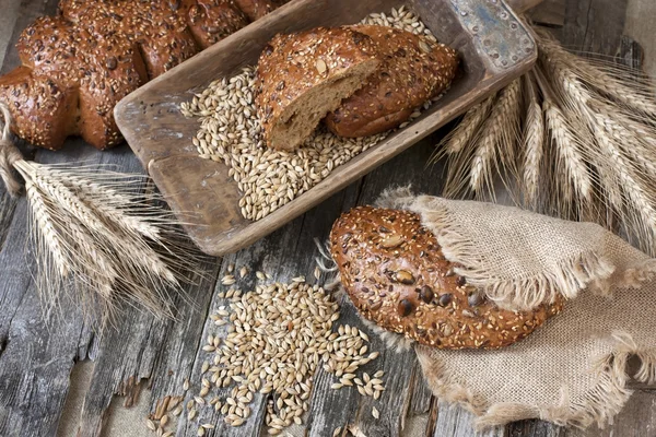 Pão de centeio fresco de pão, estilo rústico — Fotografia de Stock