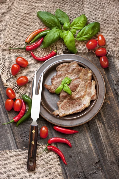 Mięso z warzywami na drewnianym stole — Zdjęcie stockowe