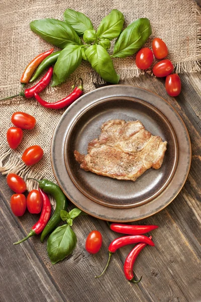 Mięso z warzywami na drewnianym stole — Zdjęcie stockowe