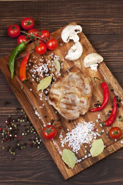 Bife de porco na mesa de madeira — Fotografia de Stock