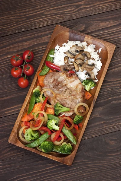 Carne con verduras en mesa de madera —  Fotos de Stock