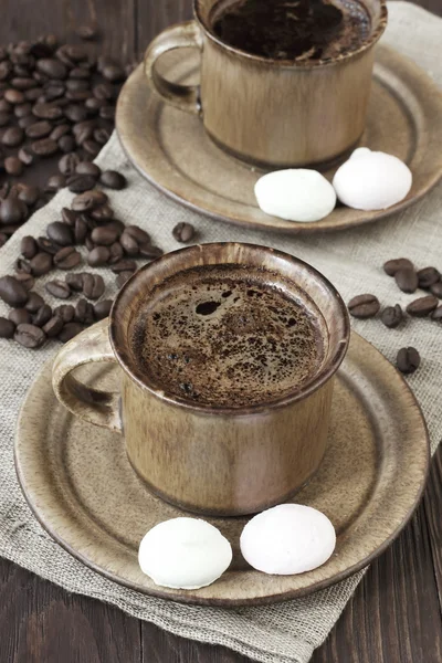 Kaffeetasse mit Baiser auf dem Tisch — Stockfoto