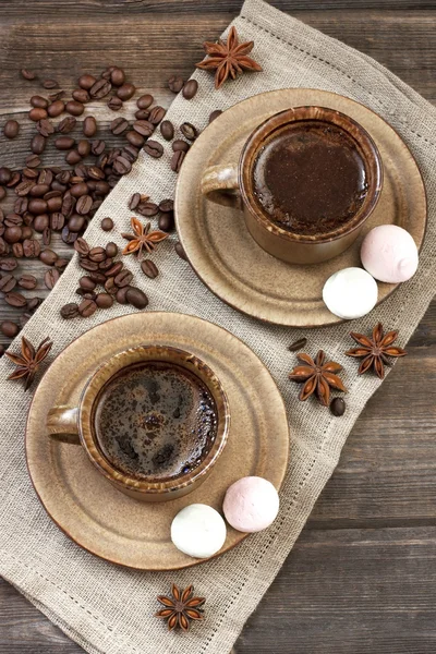 Taza de café con merengues en la mesa — Foto de Stock