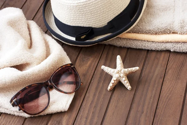 Lunettes de soleil et chapeau en osier sur la table — Photo