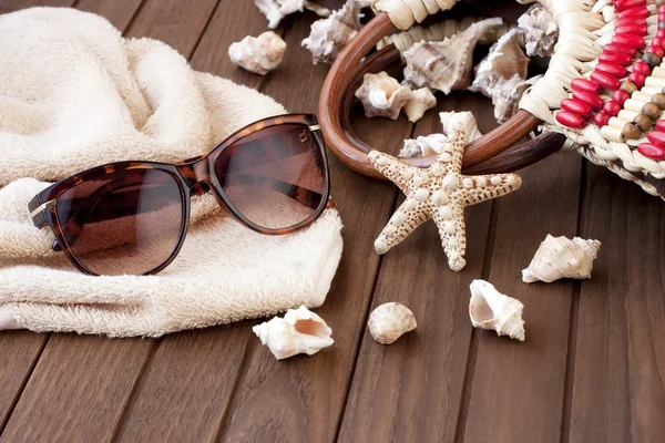 Sommer-Accessoires, Sonnenbrille und Tasche — Stockfoto