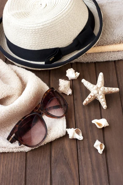 Lunettes de soleil et chapeau en osier sur la table — Photo