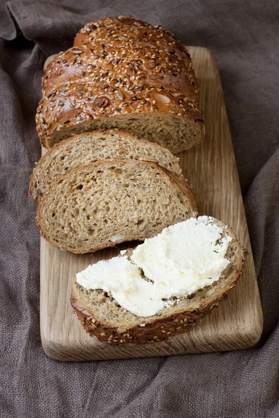 Vers gebakken traditionele brood met boter room — Stockfoto