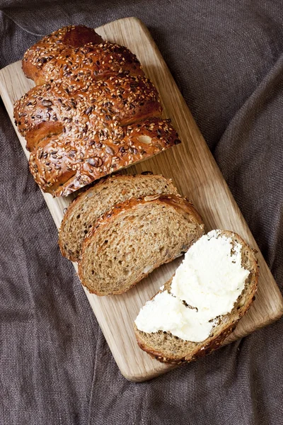 新鲜出炉的传统与奶油的面包 — 图库照片