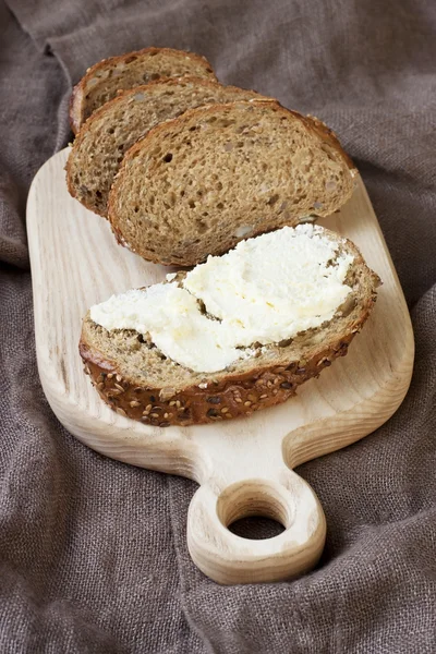 Pão tradicional acabado de assar com creme de manteiga — Fotografia de Stock