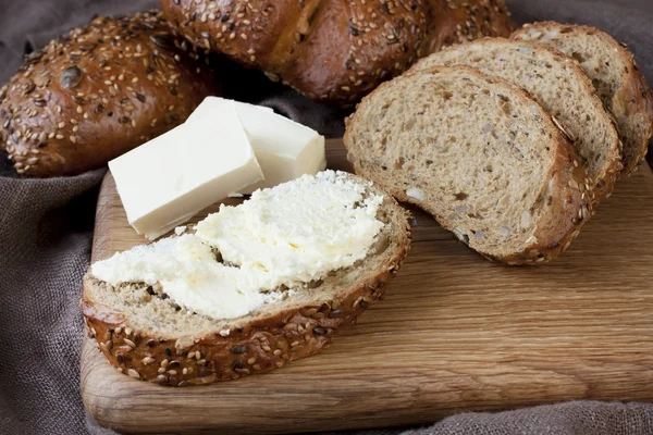 Pane tradizionale appena sfornato con crema al burro — Foto Stock