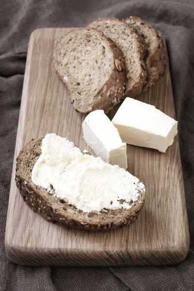 Pan tradicional recién horneado con crema de mantequilla — Foto de Stock