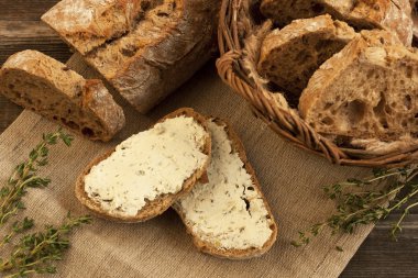 taze pişmiş geleneksel ekmek tereyağı krema ile