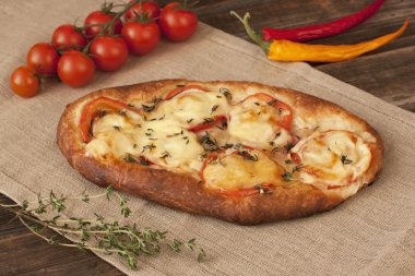 peynir, biber ve et pizza