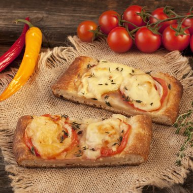 peynir, biber ve et pizza