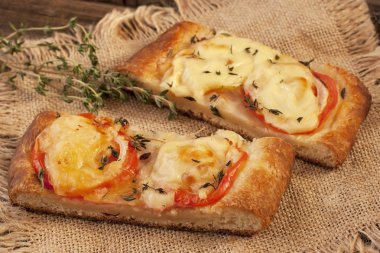 peynir, biber ve et pizza