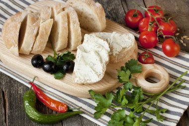 Geleneksel ciabatta ekmeği ahşap tahta üzerinde fırından yeni çıkmış