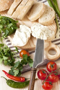 Geleneksel ciabatta ekmeği ahşap tahta üzerinde fırından yeni çıkmış