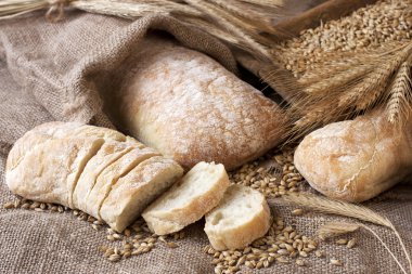 Ciabatta ahşap masa üzerinde kulakları ile