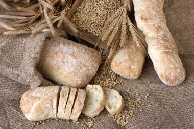 Ciabatta ahşap masa üzerinde kulakları ile