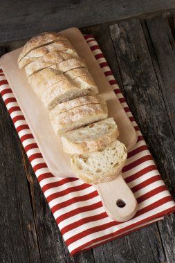 Ciabatta ahşap arka plan üzerine dilimlenmiş