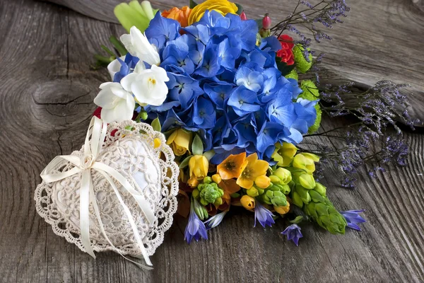 Composición de vacaciones con flores y accesorios — Foto de Stock