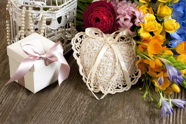 Tatil natürmort çiçek ve hediye kutusu