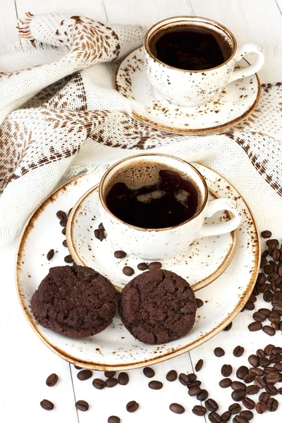 Chocolade koekjes en kop aromatische koffie — Stockfoto