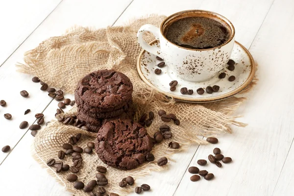 Galletas de chocolate y taza de café aromático —  Fotos de Stock