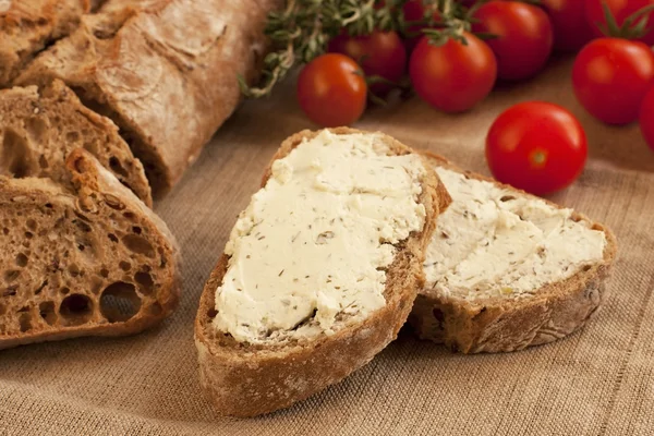 Traditionella nybakat bröd med smör grädde — Stockfoto