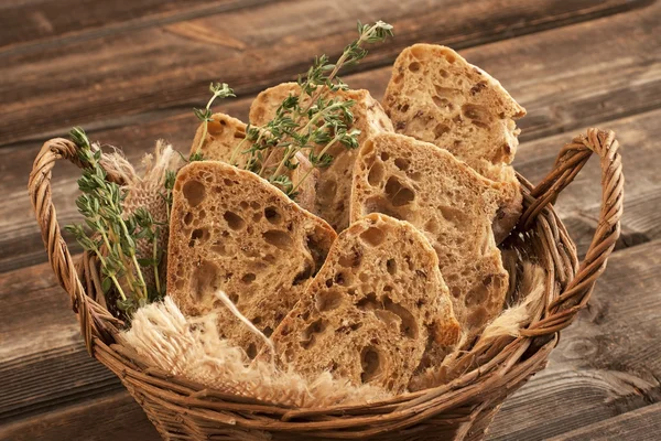 Ciabatta in Scheiben geschnitten auf Holzboden — Stockfoto