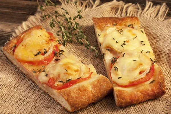 Pizza con queso, pimienta y carne — Foto de Stock