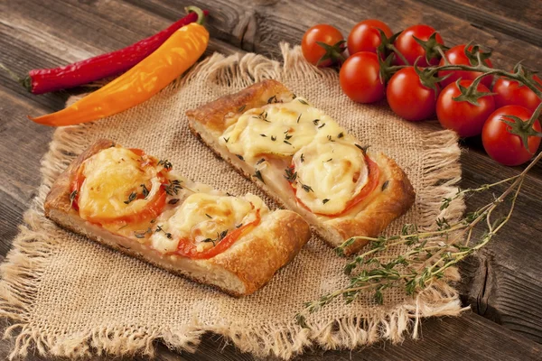 Pizza met kaas, peper en vlees — Stockfoto