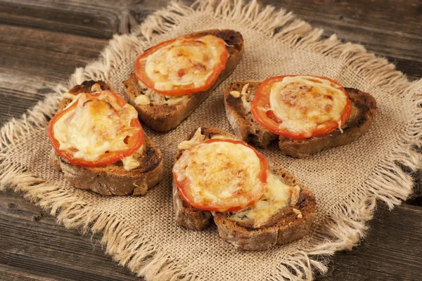 Bruschetta con tomates frescos, queso y pimienta —  Fotos de Stock