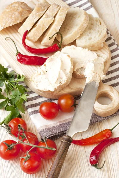 Baguete saborosa com creme de queijo — Fotografia de Stock