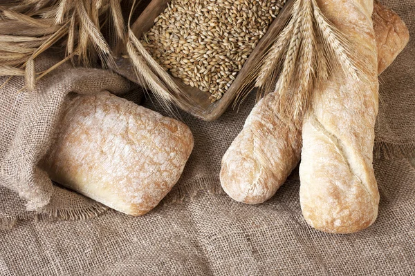 Ciabatta och baquette med öron på säckväv — Stockfoto