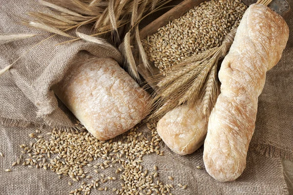 Ciabatta com orelhas na mesa de madeira — Fotografia de Stock